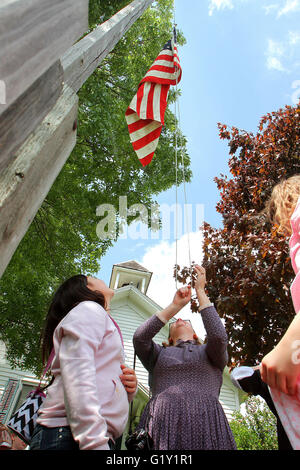 Meilen, Iowa, USA. 19. Mai 2016. Die Flagge wird als Heidi Lippens abgesenkt vierte Klasse der Tag in der alten Teeds Hain Nr. 3 Schule auf dem Gelände der Dreschen in Meilen, Iowa Donnerstag, 19. Mai 2016 endet. Bildnachweis: Kevin E. Schmidt/Quad-Stadt-Zeiten / ZUMA Draht/Alamy Live News Stockfoto