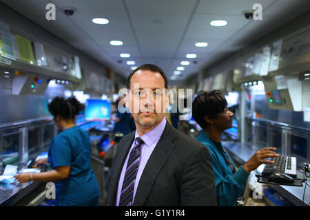 Cleveland, Ohio, Usa. 1. Mai 2016. Cleveland, Ohio 5/10/2016.Scott Knoer, Cheif Apotheke Offizier an der Cleveland Clinic in den Krankenhäusern Central Apotheke Karussells. Valeant versprochen, Krankenhäuser Rabatte auf zwei der Medikamente geben, die es auf ihre Preise angehoben aber sie haben keine Rabatte ab noch gesehen. Foto: Michael F. McElroy © Michael F. Mcelroy/ZUMA Draht/Alamy Live-Nachrichten Stockfoto