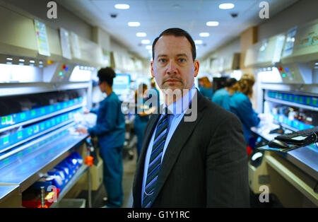 Cleveland, Ohio, Usa. 1. Mai 2016. Cleveland, Ohio 5/10/2016.Scott Knoer, Cheif Apotheke Offizier an der Cleveland Clinic in den Krankenhäusern Central Apotheke Karussells. Valeant versprochen, Krankenhäuser Rabatte auf zwei der Medikamente geben, die es auf ihre Preise angehoben aber sie haben keine Rabatte ab noch gesehen. Foto: Michael F. McElroy © Michael F. Mcelroy/ZUMA Draht/Alamy Live-Nachrichten Stockfoto