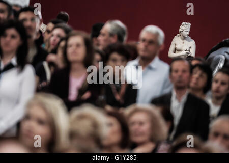 Athen, Athen. 18. Mai 2016. Die Marmorstatue, Aphrodite von Syrakus, sieht man hinter einer Gruppe von Besuchern im Archäologischen Nationalmuseum in Athen am 18. Mai 2016. Unter zahlreichen Artefakten aus der griechischen Antike, in der Haupthalle der Altar des Archäologischen Nationalmuseums in Athen hatten Besucher die Möglichkeit, durch die theatralische Lesung von Homers Odyssee, eines der epischen Gedichte des antiken Griechenlands, anlässlich der Internationalen Museumstag am Mittwoch eine Zeitreise. © Lefteris Partsalis/Xinhua/Alamy Live-Nachrichten Stockfoto