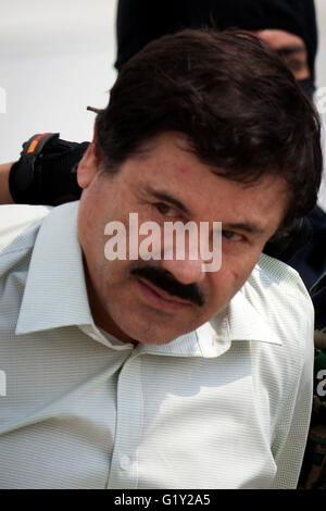 Datei Fotos: Mexiko-Stadt. 22. Februar 2014. Bild aufgenommen am 22. Februar 2014 zeigt Joaquin Guzman Loers, alias "El Chapo", zu den Medien präsentiert, nachdem er in Mexiko-Stadt, Hauptstadt von Mexiko gefangen genommen wurde. Mexikanische Drogenbaron Joaquin "El Chapo" Guzman ist nach den Vereinigten Staaten, das auswärtige Angelegenheiten Ministerium (SRE, für seine Abkürzung in spanischer Sprache) kündigte am Freitag ausgeliefert werden. Das Ministerium sagte, dass es Guzman, mitgeteilt hat, die vor kurzem in ein Gefängnis in der Nähe der US-Grenze verschoben wurde, die es ein Auslieferungsersuchen ein distrito Federal Court of Texas eingereicht genehmigt hatte. Bildnachweis: Xinhua/Alamy Live-Nachrichten Stockfoto