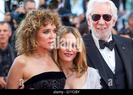 Cannes, Frankreich. 21. Mai 2016. Valeria Golino, Vanessa Paradis, Schauspieler Donald Sutherland das letzte Gesicht Premiere. 69 Th Cannes Film Festival Cannes, Frankreich 21. Mai 2016 Diw90636 Credit: Allstar Bild Bibliothek/Alamy Live-Nachrichten Stockfoto