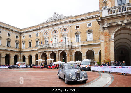 Recanati, Italien. 20. Mai 2016. Eine graue Lancia Aurelia B22, Baujahr 1953, nimmt Teil an die 1000 Miglia Oldtimer-Rennen in Piazza Leopardi. Roberto Cerruti/Alamy Live-Nachrichten Stockfoto