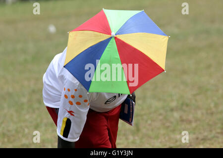 Soroti Uganda. 20. Mai 2016. Ein Mann schützt den Kopf vor der sengenden Sonne unter einem Regenschirm während eines Fußballspiels in Soroti Uganda. Globale Erwärmung ist für steigende Temperaturen in den meisten Gebieten der Welt verantwortlich gemacht. © Samson Stockfoto