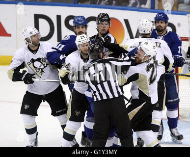 Tampa, Florida, USA. 20. Mai 2016. LOREN ELLIOTT | Times.Pittsburgh Pinguine Spieler und Tampa Bay Lightning Gewirr in der ersten Periode in Spiel 4 der Eastern Conference Finale Freitag, 20. Mai 2016 in Tampa. © Loren Elliott/Tampa Bay Times / ZUMA Draht/Alamy Live News Stockfoto