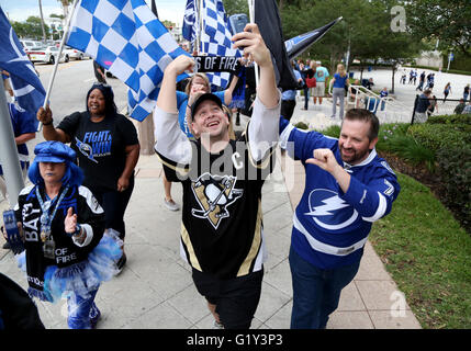 Tampa, Florida, USA. 20. Mai 2016. DOUGLAS R. CLIFFORD | Times.Brothers Steve McManus, Calgary, Alberta, Kanada, Center und Greg McManus, ft. Myers, machen den Weg nach Thunder Alley und Amalie Arena vor Beginn der FridayÃ ¢ Â'¬â "¢ s (20.05.16) Spiel zwischen den Tampa Bay Lightning und die Pittsburgh Penguins für Spiel vier von der Eastern Conference Finals in der Amalie Arena in Tampa. © Douglas R. Clifford/Tampa Bucht Mal / ZUMA Draht/Alamy Live News Stockfoto