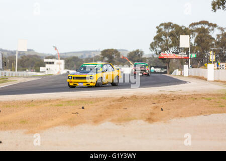 MELBOURNE, WINTON/Australien, 20. Mai 2016: Oldtimer-Rennen kämpfen an der Tourenwagen Masters Series, Runde 3 bei Winton. Bildnachweis: David Hewison/Alamy Live-Nachrichten Stockfoto