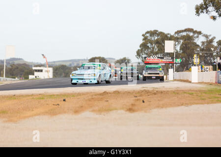 MELBOURNE, WINTON/Australien, 20. Mai 2016: Oldtimer-Rennen kämpfen an der Tourenwagen Masters Series, Runde 3 bei Winton. Bildnachweis: David Hewison/Alamy Live-Nachrichten Stockfoto