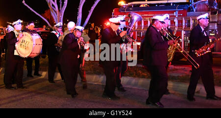 Marina Del Ray CA. 21. Mai 2016. Der New Orleans Jazz Band führt, als sie zusammen mit dem Space Shuttle Tank ET-94 gehen wie es Wesen ist es 16 Meile lang bewegen bei 12:01 am frühen Samstagmorgen. Tank mit 5 km/h bewegt werden und die Fahrt dauert 13-18 Uhr, wie es seinen Weg durch Los Angeles Gebiete macht und an der California Science Center um 7-20:00 Samstag Nachmittag kommen. Foto von gen Blevins/LA Daily News/ZumaPress. Bildnachweis: Gene Blevins/ZUMA Draht/Alamy Live-Nachrichten Stockfoto