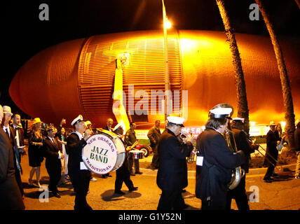 Marina Del Ray CA. 21. Mai 2016. Der New Orleans Jazz Band führt, als sie zusammen mit dem Space Shuttle Tank ET-94 gehen wie es Wesen ist es 16 Meile lang bewegen bei 12:01 am frühen Samstagmorgen. Tank mit 5 km/h bewegt werden und die Fahrt dauert 13-18 Uhr, wie es seinen Weg durch Los Angeles Gebiete macht und an der California Science Center um 7-20:00 Samstag Nachmittag kommen. Foto von gen Blevins/LA Daily News/ZumaPress. Bildnachweis: Gene Blevins/ZUMA Draht/Alamy Live-Nachrichten Stockfoto