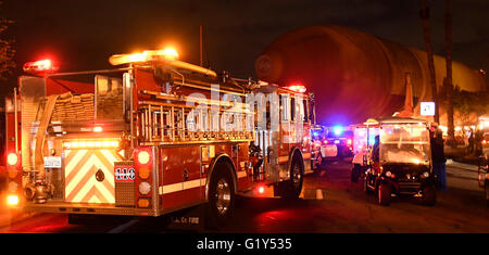 Marina Del Ray CA. 21. Mai 2016. Space Shuttle Kraftstofftank ET-94 Wesen 16 Meile lang bewegen bei 12:01 am frühen Samstagmorgen. Tank mit 5 km/h bewegt werden und die Fahrt dauert 13-18 Uhr, wie es seinen Weg durch Los Angeles Gebiete macht und an der California Science Center um 7-20:00 Samstag Nachmittag kommen. Foto von gen Blevins/LA Daily News/ZumaPress. Bildnachweis: Gene Blevins/ZUMA Draht/Alamy Live-Nachrichten Stockfoto