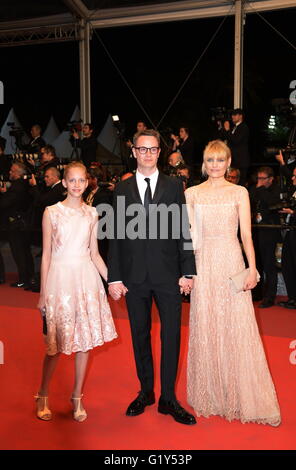 Cannes, Frankreich. 11. Mai 2016. CANNES, Frankreich - Mai 20: Director Nicolas Winding Refn (C) seine Frau, Schauspielerin Liv Corfixen (R) und ihre Tochter Lola Winding Refn (L) besuchen die "Neon-Dämon" Premiere während der 69. jährlichen Cannes Film Festival im Palais des Festivals im 20. Mai 2016 in Cannes, Frankreich. © Friedrich Injimbert/ZUMA Draht/Alamy Live-Nachrichten Stockfoto