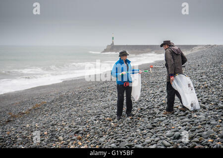 Aberystwyth Wales UK, Samstag, 21. Mai 2016 UK Wetter: ein paar winterharte Freiwilligen kommen im Regen auf einem nassen und elenden Samstagmorgen zu helfen, Tanybwlch Strand in Aberystwyth reinigen.    Die Menschen, alle Unterstützer der lokalen "Aberystwyth Strand Buddies" Facebook-Gruppe treffen regelmäßig um zu entfernen, die Hunderte von Stücken von Plastik und anderem Müll angespült oder absichtlich an den Stränden rund um Aberystwyth Foto Credit verworfen: Keith Morris / Alamy Live News Stockfoto