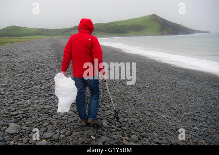 Aberystwyth Wales UK, Samstag, 21. Mai 2016 UK Wetter: hardy freiwilliger kommt im Regen auf einem nassen und Elend Samstagmorgen zu helfen, reinigen Sie Tanybwlch Strand in Aberystwyth.    Die Menschen, alle Unterstützer der lokalen "Aberystwyth Strand Buddies" Facebook-Gruppe treffen regelmäßig um zu entfernen, die Hunderte von Stücken von Plastik und anderem Müll angespült oder absichtlich an den Stränden rund um Aberystwyth Foto Credit verworfen: Keith Morris / Alamy Live News Stockfoto