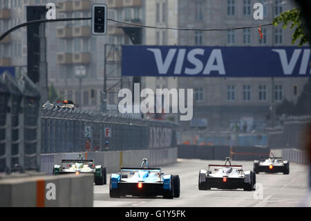 Berlin, Deutschland. 21. Mai 2016. Elektro-Rennwagen in der ersten Trainingseinheit für die FIA-Formel-E-Rennen am Karl-Marx-Allee in Berlin, Deutschland, 21. Mai 2016. Die Formel E ist der erste Elektro-Rennserie der Welt und wurde seine erste Saison im September 2014 eröffnet. Zehn Teams mit insgesamt 20 Fahrer ist auf der ganzen Welt in zehn gegeneinander konkurrieren. Foto: Jens Büttner/Dpa/Alamy Live News Stockfoto