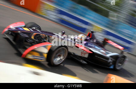 Berlin, Deutschland. 21. Mai 2016. Jean-Eric Vergne (Frankreich) vom Team DS Virgin Racing mit seinem Auto um eine Kurve in Berlin in der zweiten Session für die FIA-Formel auf die Karl-Marx-Allee in Berlin, Deutschland, 21. Mai 2016. Vergne gewann das Qualifikationsrennen und startet von der ersten Position. Die Formel E ist der erste Elektro-Rennserie der Welt und war im September 2014 in seiner ersten Saison. Zehn Teams mit insgesamt 20 Fahrer holen Sie in zehn Rennen Welt gegeneinander. Foto: JENS Büttner/Dpa/Alamy Live News Stockfoto