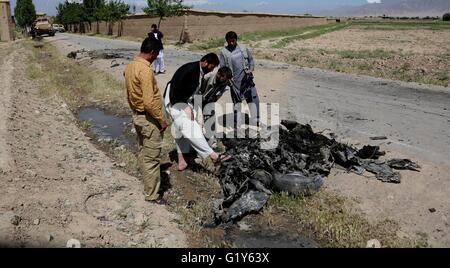 Kabul, Afghanistan. 21. Mai 2016. Afghanischen Sicherheit Kraft Mitglieder überprüfen die Website von einem Selbstmordanschlag in Bagram Bezirk von Parwan Provinz, Afghanistan, 21. Mai 2016. Ein Selbstmordattentat Auto getroffen Militärkonvoi einer ausländischen Truppen in Afghanistan der östlichen Provinz Parwan am Samstag verlassen keine Verletzten, sagte der Koalitionstruppen. Taliban behaupteten die Verantwortung für den Angriff. Bildnachweis: Rahmat Alizadah/Xinhua/Alamy Live-Nachrichten Stockfoto