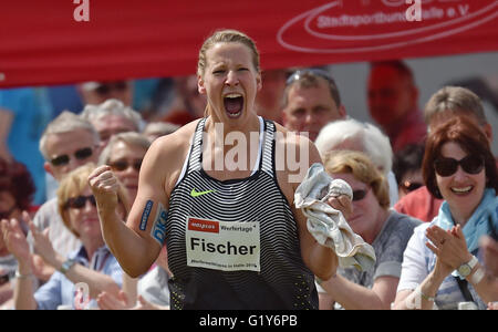 Saale, Deutschland. 21. Mai 2016. Deutsche Diskuswerferin Julia Fischer feiert ihren Sieg bei den Halplus Werfertage (lit.) Halle-Werfer Tage) in Halle/Saale, Deutschland, am 21. Mai 2016. : Bildnachweis HENDRIK SCHMIDT/Dpa: Dpa picture-Alliance/Alamy Live News Stockfoto