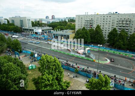 Berlin, Deutschland. 21. Mai 2016. Ein Blick über die FIA-Formel auf die Karl-Marx-Allee in Berlin, Deutschland, 21. Mai 2016. Die Formel E ist der erste Elektro-Rennserie der Welt und war im September 2014 in seiner ersten Saison. Zehn Teams mit insgesamt 20 Fahrer holen Sie in zehn Rennen Welt gegeneinander. Foto: Jörg Carstensen/Dpa/Alamy Live News Stockfoto