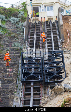 Bournemouth, Dorset, UK 21. Mai 2016. Ein Abseilen Teamarbeit, Edwardian Standseilbahn Aufzüge freizugeben. die in der Erdrutsch am East Cliff kaputt ging, die am 24. April geschah. Bildnachweis: Carolyn Jenkins/Alamy Live-Nachrichten Stockfoto