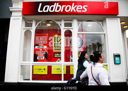 Harringay, Nord-London, UK 20. Mai 2016 - Ladbrokes Wetten-Shop in Harringay, North London. Ladbrokes und Korallen könnte gezwungen sein, bis zu 400 Wettbüros zu verkaufen, wenn die 2 £.3bn Fusion der zwei Buchmacher voran gehen. Bildnachweis: Dinendra Haria/Alamy Live-Nachrichten Stockfoto