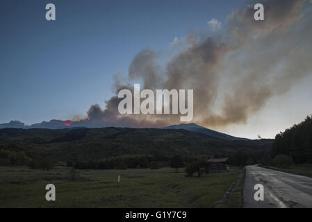 Catania, Italien. 21. Mai 2016. Der Ätna Vulkan emittiert Asche und Lava am 21. Mai 2016 während einer Eruption des Ätna, einer der aktivsten Vulkane der Welt, in Nicolosi in der Nähe von Catania, Italien. Bildnachweis: ASP/Alamy Live-Nachrichten Stockfoto