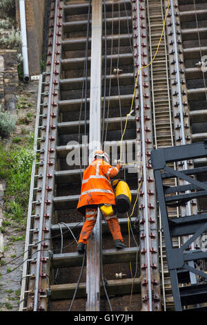 Bournemouth, Dorset, UK 21. Mai 2016. Ein Abseilen Teamarbeit, Edwardian Standseilbahn Aufzüge freizugeben. die in der Erdrutsch am East Cliff kaputt ging, die am 24. April geschah. Bildnachweis: Carolyn Jenkins/Alamy Live-Nachrichten Stockfoto