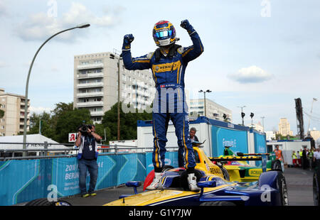 Berlin, Deutschland. 21. Mai 2016. Sebastien Buemi (Schweiz) vom Team Renault e.dams feiert seinen Sieg im Rennen der FIA-Formel-E auf der Karl-Marx-Allee in Berlin, Deutschland, 21. Mai 2016. Die Formel E ist der erste Elektro-Rennserie der Welt und war im September 2014 in seiner ersten Saison. Zehn Teams mit insgesamt 20 Fahrer holen Sie in zehn Rennen Welt gegeneinander. Foto: JENS Büttner/Dpa/Alamy Live News Stockfoto