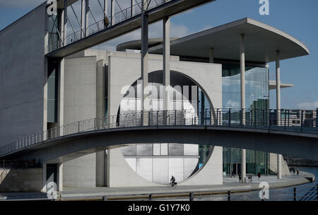 Berlin, Deutschland. 20. April 2016. Die Marie Elisabeth Lueders House beleuchtet von der Sonne in Berlin, Deutschland, 20. April 2016. Foto: RAINER JENSEN/Dpa/Alamy Live-Nachrichten Stockfoto