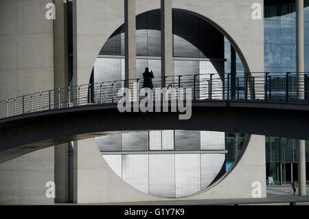 Berlin, Deutschland. 20. April 2016. Die Marie Elisabeth Lueders House beleuchtet von der Sonne in Berlin, Deutschland, 20. April 2016. Foto: RAINER JENSEN/Dpa/Alamy Live-Nachrichten Stockfoto