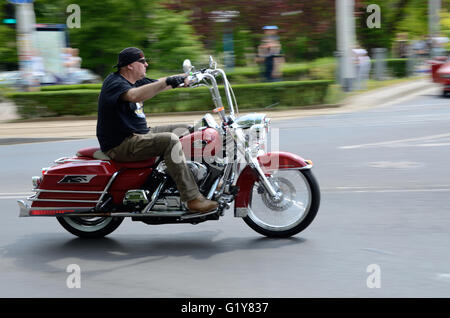 WROCLAW, Polen - 21. Mai: Unbekannter Motorradfahrer fährt motor bei Harley-Davidson-Parade. Einige tausend Motorradfahrer trat Elfen Bike Fest am 21. Mai 2016 in Breslau. Bildnachweis: Bartolomeus Magierowski/Alamy Live-Nachrichten Stockfoto