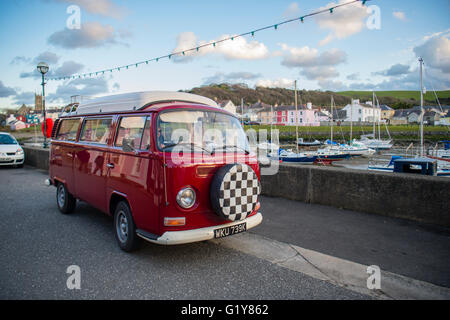 Ein klassisches rot 1972 Volkswagen VW T2 (Typ 2) Wohnmobil geparkt am Kai in Aberaeron Ceredigion Wales UK Stockfoto