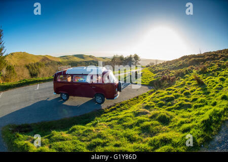 Ein klassisches rot 1972 Volkswagen VW T2 (Typ 2) Wohnmobil, abgestellt in Nant yr Arian Forstwirtschaft Park, Ceredigion Wales UK Stockfoto