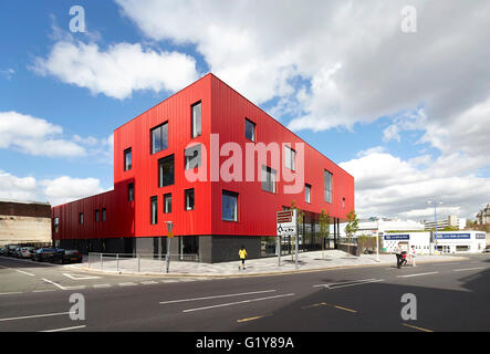 Ecke Höhe von der Straße. Plymouth Creative School of Art, Plymouth, Vereinigtes Königreich. Architekt: Feilden Clegg Bradley Studios LLP, 2015. Stockfoto