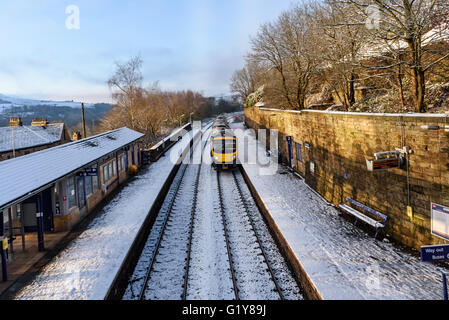 Britische Bahn fahren durch die Landschaft im Winter Stockfoto