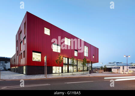 Ansicht von der Straße in Richtung Eingang und Erdgeschoss Verglasung. Plymouth Creative School of Art, Plymouth, Vereinigtes Königreich. Architekt: Feilden Clegg Bradley Studios LLP, 2015. Stockfoto