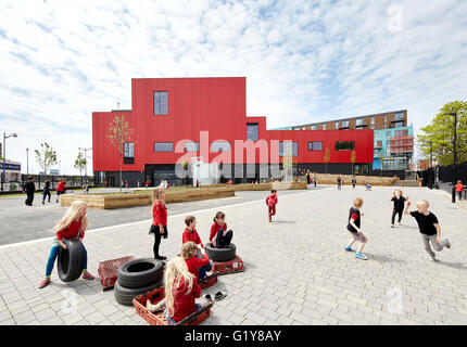 Spielplatz im freien gesichert. Plymouth Creative School of Art, Plymouth, Vereinigtes Königreich. Architekt: Feilden Clegg Bradley Studios LLP, 2015. Stockfoto