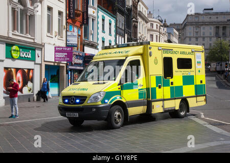 Rettungswagen Rauschen durch Liverpool One, Merseyside, UK Stockfoto