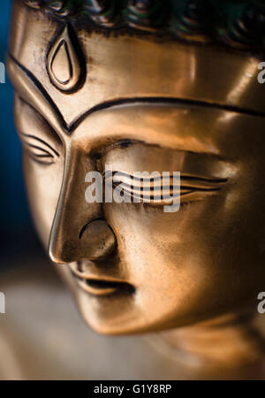 Eine Nahaufnahme einer Kupfer Buddha Statue, McLeod Ganj, Dharamsala, Indien. Stockfoto