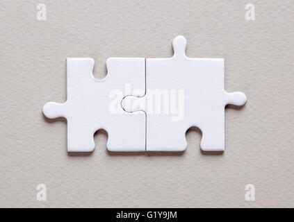 Zwei leere weiße Puzzleteile Stockfoto