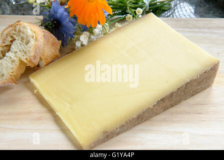 ein französischer Käse Comte auf einem Holztablett Stockfoto