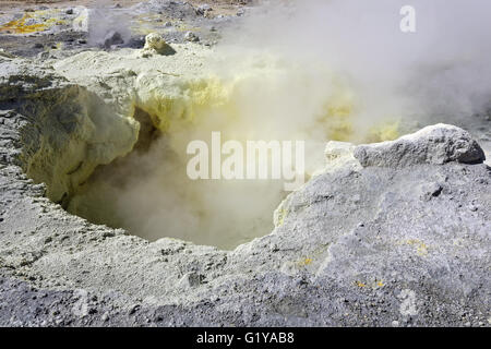 Natur Kamtschatkas: Schwefel Fumarolen im Krater aktiven Vulkans Mutnovsky. Russischen Fernen Osten, Kamtschatka. Stockfoto