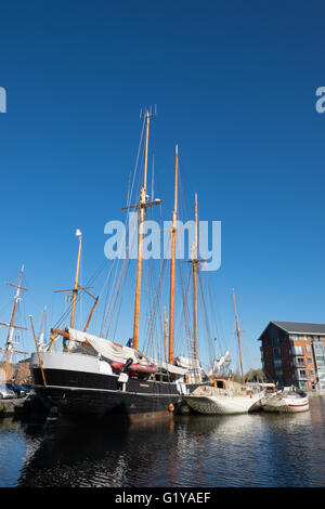 Boote in den Becken von Gloucester Docks Stockfoto