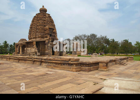 Volle Sicht auf Galaganatha Tempel, Pattadakal Tempel Komplex, Pattadakal, Karnataka, Indien. Kadasiddhesvara Tempel ist im Hintergrund zu sehen Stockfoto