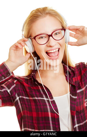Frau mit Kopfhörern Musik hören und singen Stockfoto