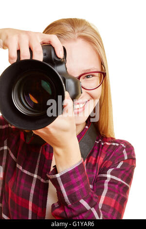 Lächelnde junge Frau mit Digitalkamera als Fotograf Stockfoto