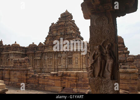 Zwei charmante Damen in lebhafte Haltung, eine Holding ein Musikinstrument mit einem Zwerg Magd; die andere, eine Fly-Rad, Pattadakal Stockfoto