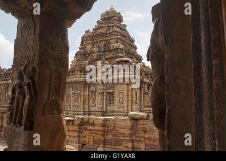 Zwei charmante Damen in lebhafte Haltung, eine Holding ein Musikinstrument mit einem Zwerg Magd; die andere, eine Fly-Rad Stockfoto