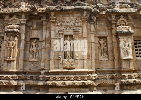 Die geschnitzten Figuren der verschiedenen Formen von Shiva, und der Devakoshthas, Außenansicht der südlichen Wand. Virupaksha Temple, Pattadakal Indien Stockfoto