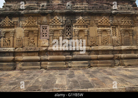 Devakoshthas und Szenen aus dem Ramayana geschnitzt an der südlichen Wand, Papanatha Tempel, Pattadakal Tempel Komplex, Pattadakal, Karnataka, Indien Stockfoto